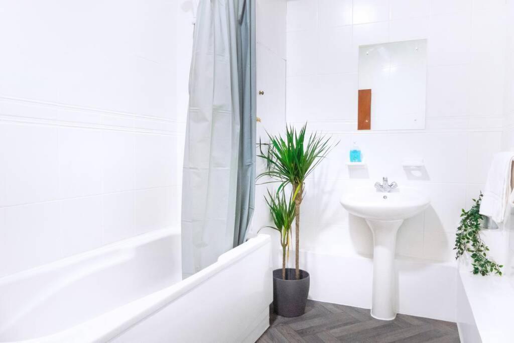 Apartment Up To 9 Close To Centre, Big Tv And Wifi Кардифф Экстерьер фото